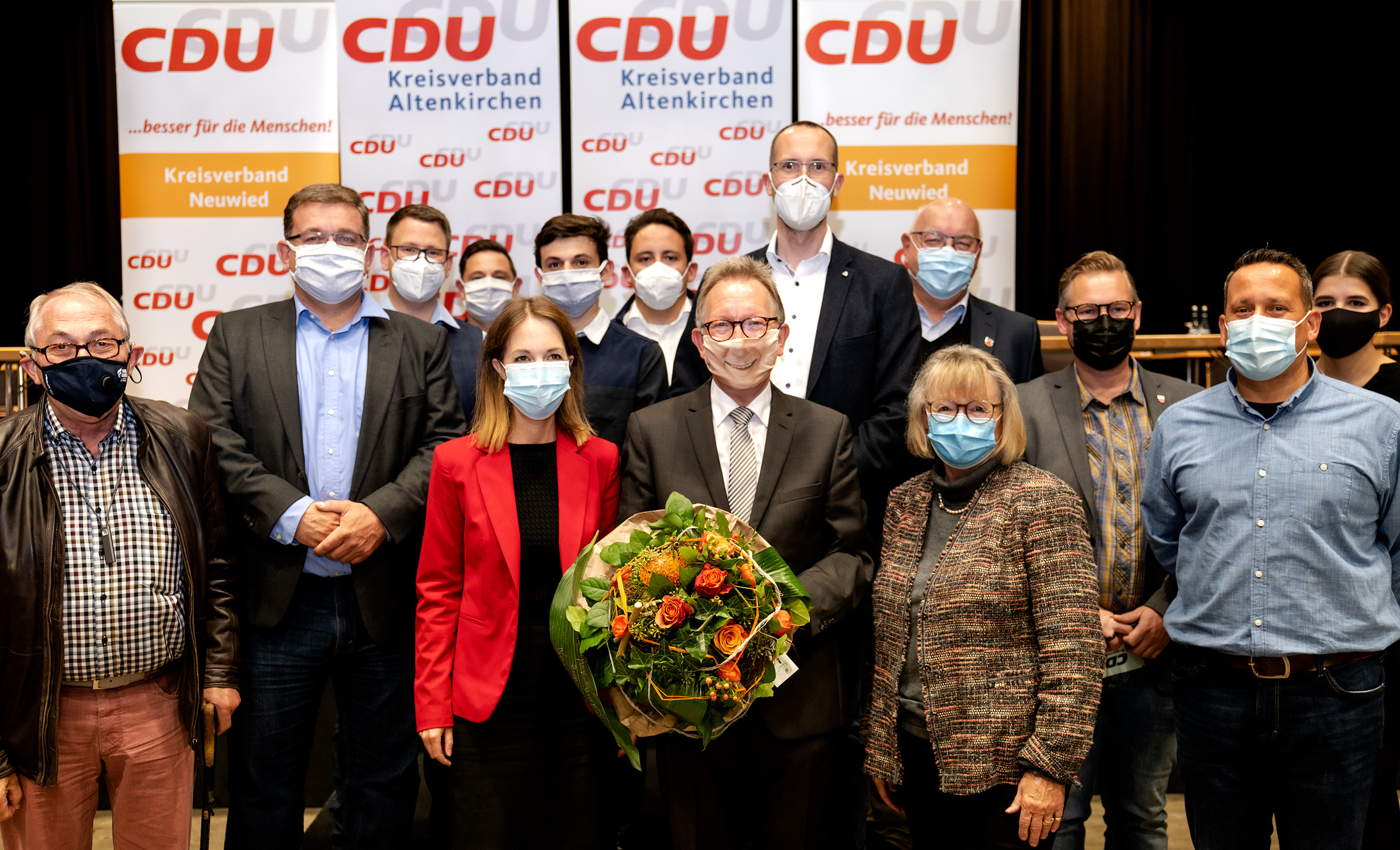 Erwin Rüddel gemeinsam mit MdL Ellen Demuth und den Delegierten des CDU-Gemeindeverbands Asbach; Bildrechte: CDU/Dieter Klaas